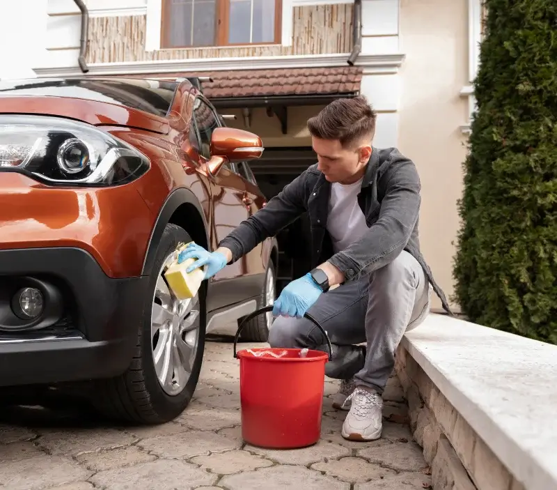 Lavage auto à domicile Sainte-Juliette-sur-Viaur : professionnel intervenant sur un véhicule